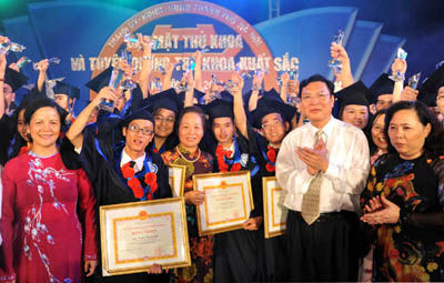 Tuyên dương 112 thủ khoa